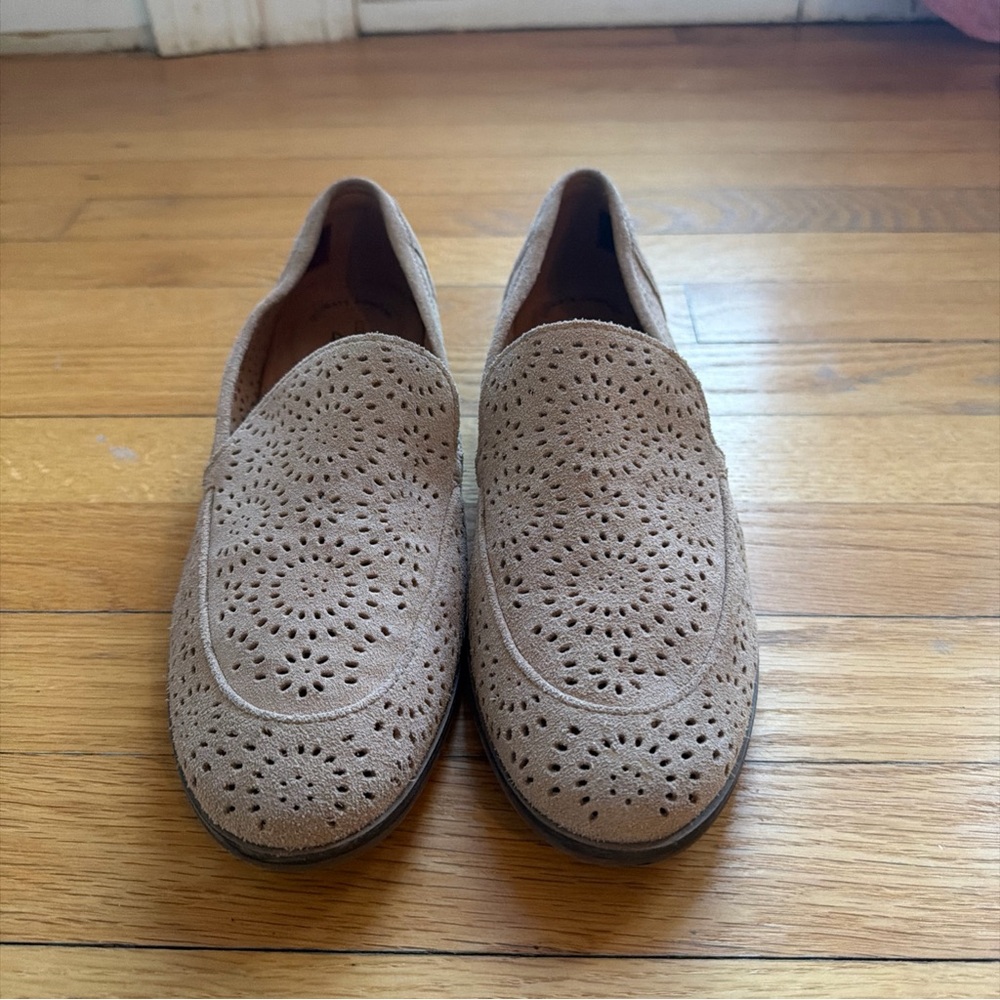 Clarks  Suede Laser Cut Loafers – Boho Chic Slip On Flats Spring Blush color 8.5